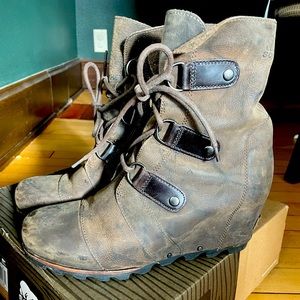 Sorel Joan of Arctic Wedge Boots in Grill Black